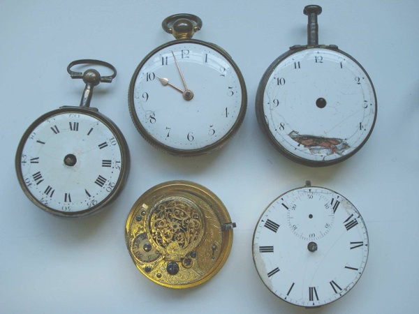 A lot of 3 various 18th century pocket watches and 2 various watch movements