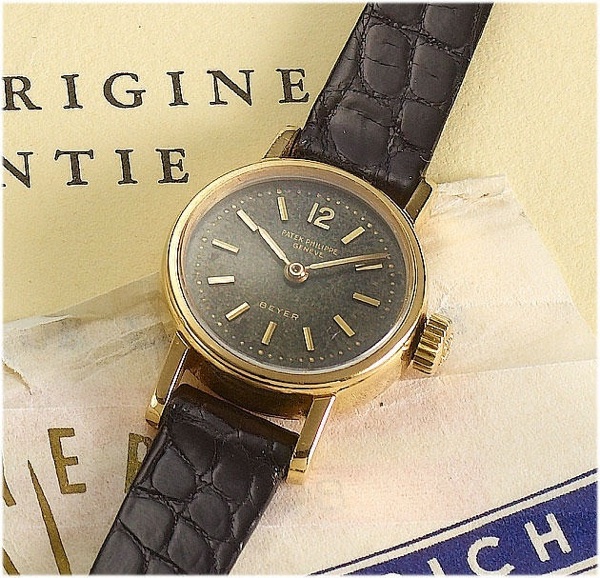 Patek Philippe. A fine 18ct gold ladies wristwatch with black dial and Certificate of Origin