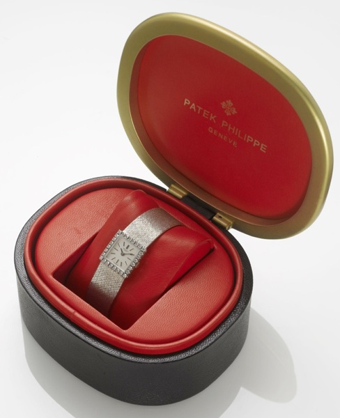 Patek Philippe. A lady's 18ct white gold diamond set bracelet watch with fitted box