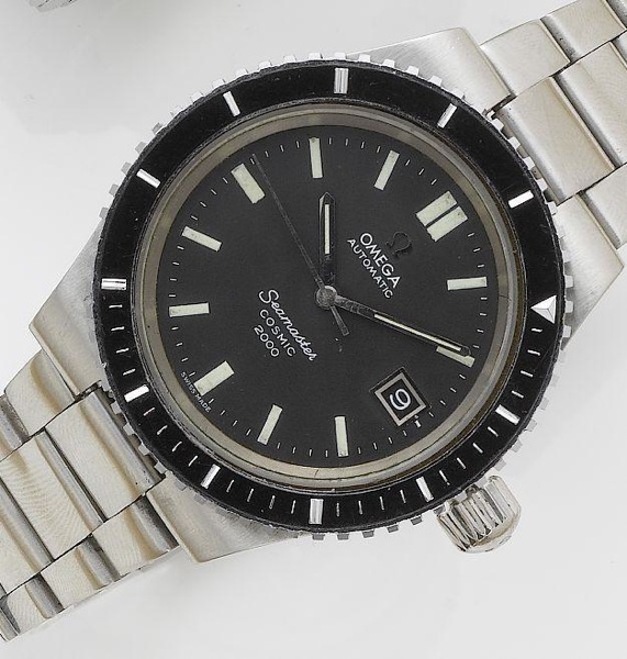 Omega. A stainless steel centre seconds calendar bracelet watch