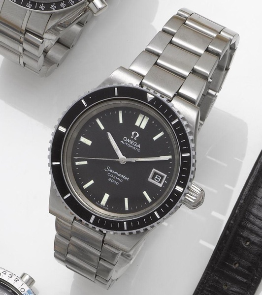 Omega. A stainless steel centre seconds calendar bracelet watch