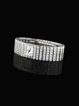 AUDEMARS PIGUET. A LADY'S FINE AND ELEGANT 18K WHITE GOLD AND DIAMOND-SET SQUARE BRACELET WATCH WITH MOTHER-OF-PEARL DIAL