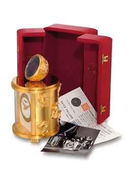 PATEK PHILIPPE. A FINE AND RARE GILT BRASS SOLAR POWERED DESK CLOCK WITH ORIGINAL GUARANTEE