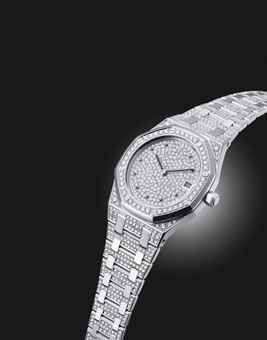 AUDEMARS PIGUET. A VERY FINE AND RARE 18K WHITE GOLD, DIAMOND AND EMERALD-SET AUTOMATIC WRISTWATCH WITH DATE AND BRACELET
