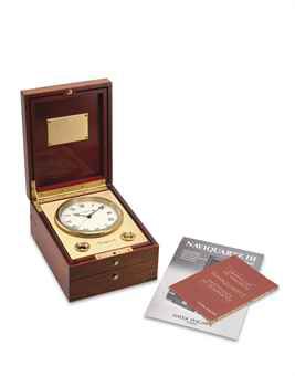 PATEK PHILIPPE. A GILT BRASS ELECTRONIC MARINE CHRONOMETER WITH SWEEP CENTRE SECONDS AND MAHOGANY FITTED DISPLAY CASE
