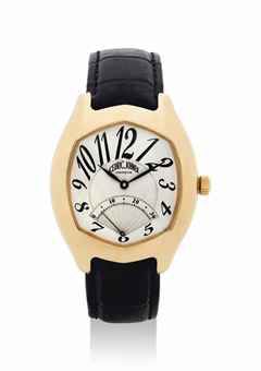 CÉDRIC JOHNER. AN 18K GOLD AUTOMATIC TONNEAU-SHAPED WRISTWATCH WITH RETROGRADE SECONDS