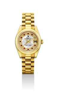 ROLEX. A LADY'S FINE 18K GOLD, DIAMOND AND RUBY-SET AUTOMATIC WRISTWATCH WITH SWEEP CENTRE SECONDS, DATE, BRACELET AND MOTHER-OF-PEARL DIAL