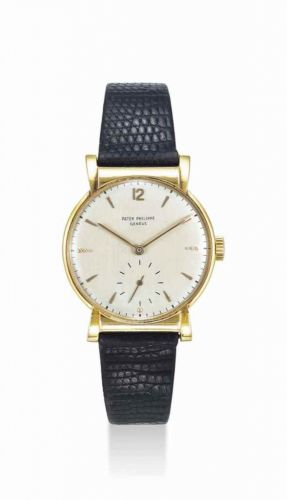 PATEK PHILIPPE. AN 18K GOLD WRISTWATCH WITH HOODED LUGS