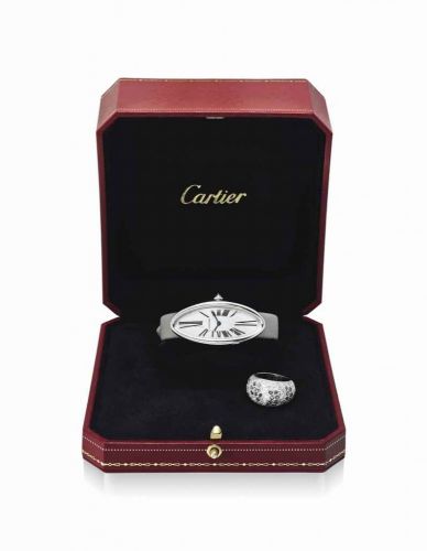 CARTIER. A VERY FINE 18K WHITE GOLD OVAL WRISTWATCH WITH MATCHING 18K WHITE GOLD AND DIAMOND-SET RING