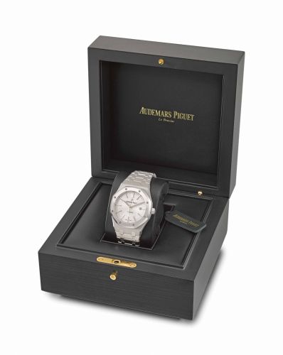 bAUDEMARS PIGUET. A FINE STAINLESS STEEL AUTOMATIC WRISTWATCH WITH SWEEP CENTRE SECONDS, DATE AND BRACELET/b