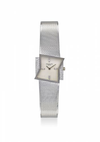 PATEK PHILIPPE. AN EXTREMELY RARE 18K WHITE GOLD ASYMETRIC “HOUR GLASS SHAPED” DIAMOND SET WRISTWATCH WITH BRACELET /bb