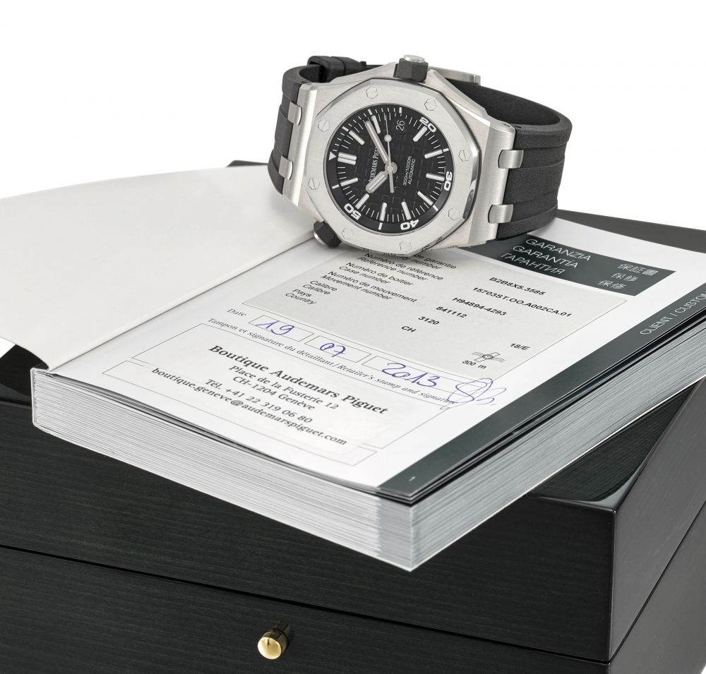 AUDEMARS PIGUET. A RARE STAINLESS STEEL AUTOMATIC WRISTWATCH WITH DATE, SWEEP CENTRE SECONDS, DIVE-TIME MEASUREMENT, ORIGINAL WARRANTY AND BOX