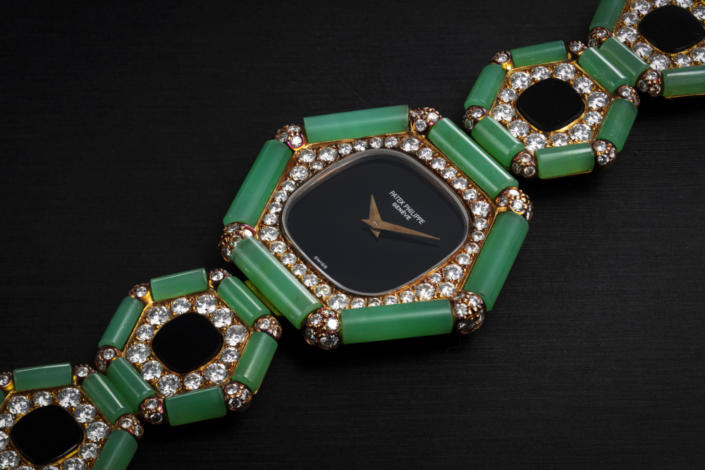 PATEK PHILIPPE REF. 4364, A YELLOW GOLD DIAMOND ONYX & CHRYSOPRASE WRISTWATCH, EARRING, AND RING SUITE - CASE