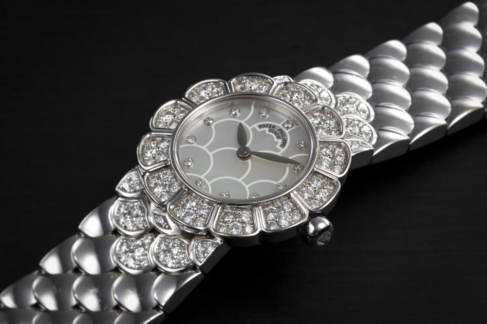 PATEK PHILIPPE, REF. 4872/1G, A FINE GOLD AND DIAMOND-SET BRACELET WATCH WITH MOTHER-OF-PEARL DIAL - CASE