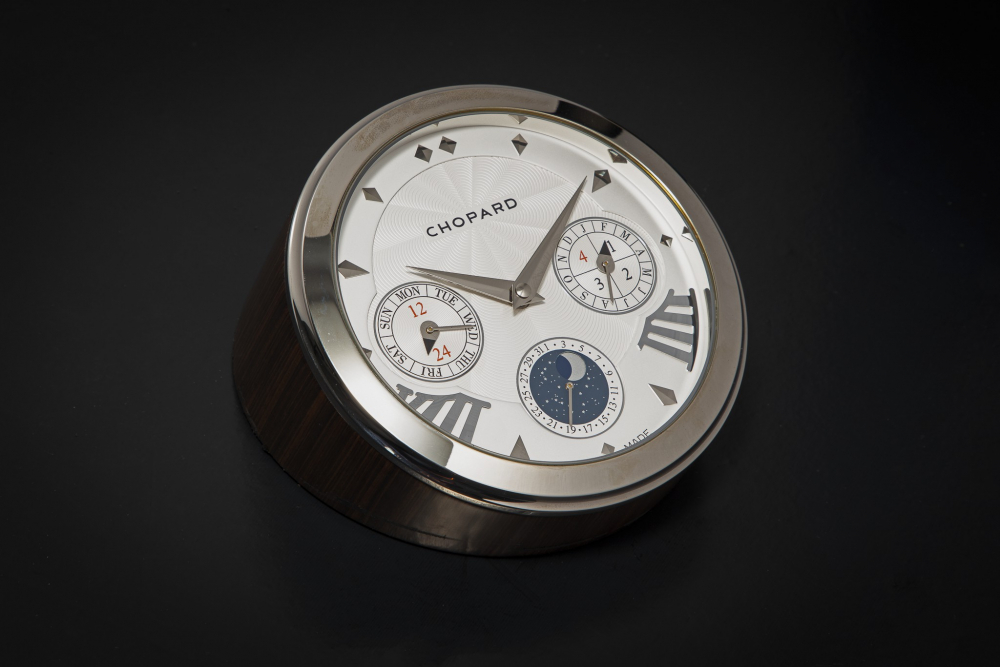 CHOPARD, LUNA D’ ORO, A CHROME-PLATED BRASS AND WOOD PERPETUAL CALENDAR DESK CLOCK - CASE