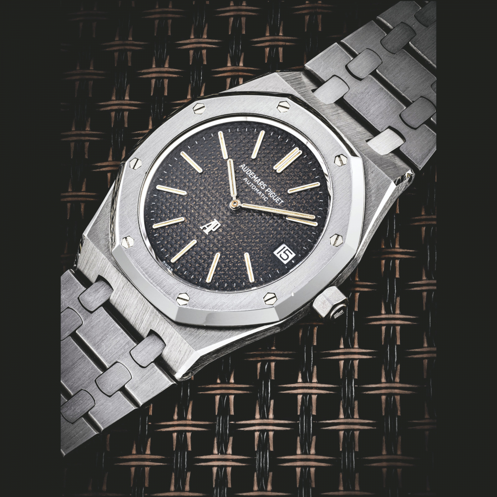 AUDEMARS PIGUET. A STAINLESS STEEL AUTOMATIC WRISTWATCH WITH DATE AND BRACELET
