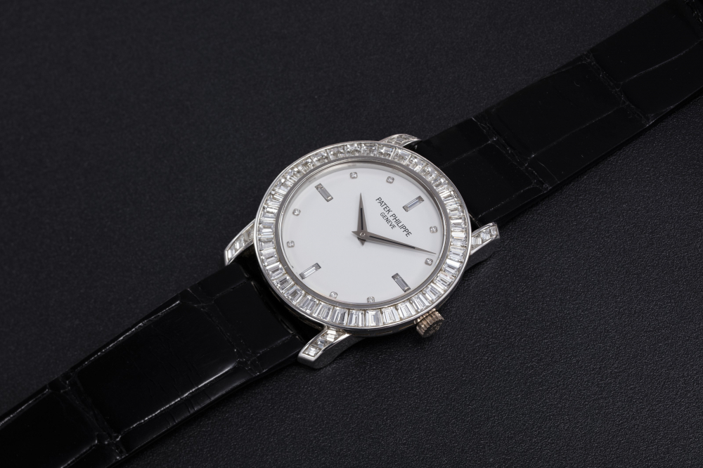 PATEK PHILIPPE, REF. 5027, A PLATINUM MANUAL-WINDING WRISTWATCH WITH DIAMOND-SET BEZEL - CASE