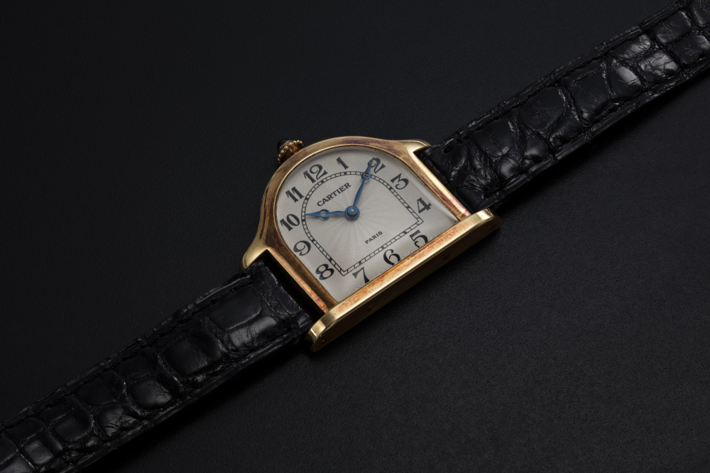 CARTIER, A LIMITED EDITION YELLOW GOLD CLOCHE DE CARTIER, 040/200 - CASE