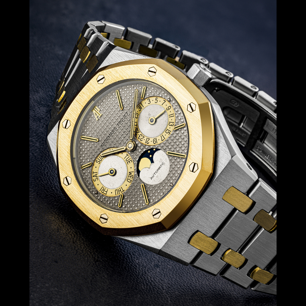 AUDEMARS PIGUET. A STAINLESS STEEL AND 18K GOLD AUTOMATIC WRISTWATCH WITH DAY, DATE, MOON PHASES AND BRACELET