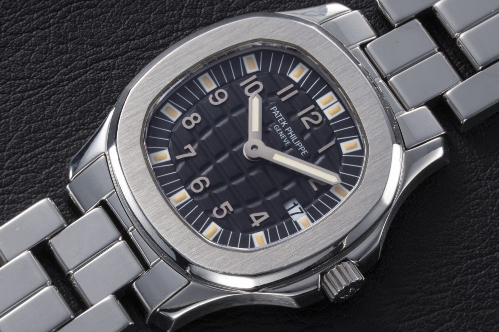 PATEK PHILIPPE, AQUANAUT REF. 4960A, A STEEL LADIES QUARTZ WRISTWATCH - CASE