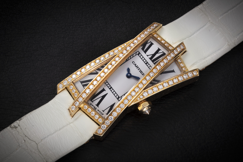 CARTIER, TANK CRASH REF. 2899, A STYLISH GOLD AND DIAMOND-SET LADIES WRISTWATCH - CASE