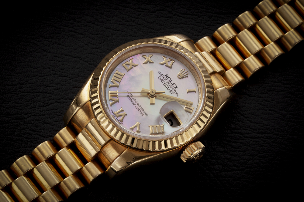 ROLEX, DATEJUST REF.179178, A GOLD AUTOMATIC WRISTWATCH WITH MOTHER-OF-PEARL DIAL - CASE