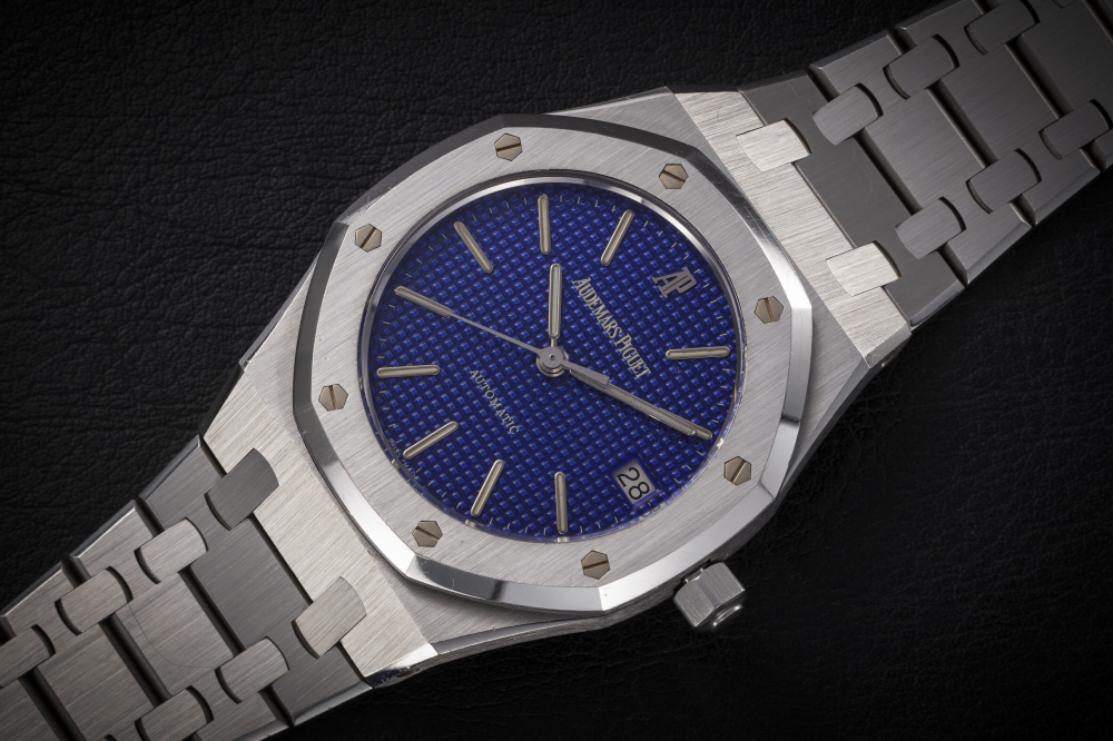 AUDEMARS PIGUET, ROYAL OAK REF. 14790ST, AN ATTRACTIVE STEEL AUTOMATIC WRISTWATCH WITH AN ULTRAMARINE BLUE DIAL - CASE