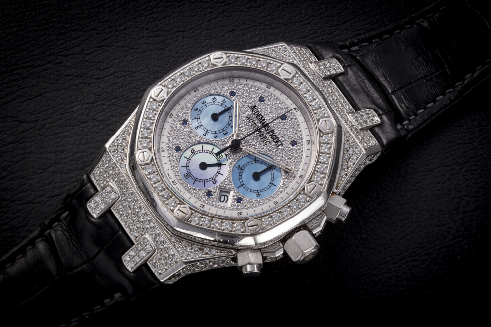 AUDEMARS PIGUET, ROYAL OAK REF. 26068BC, AN ATTRACTIVE GOLD AND DIAMOND-PAVED AUTOMATIC CHRONOGRAPH - CASE
