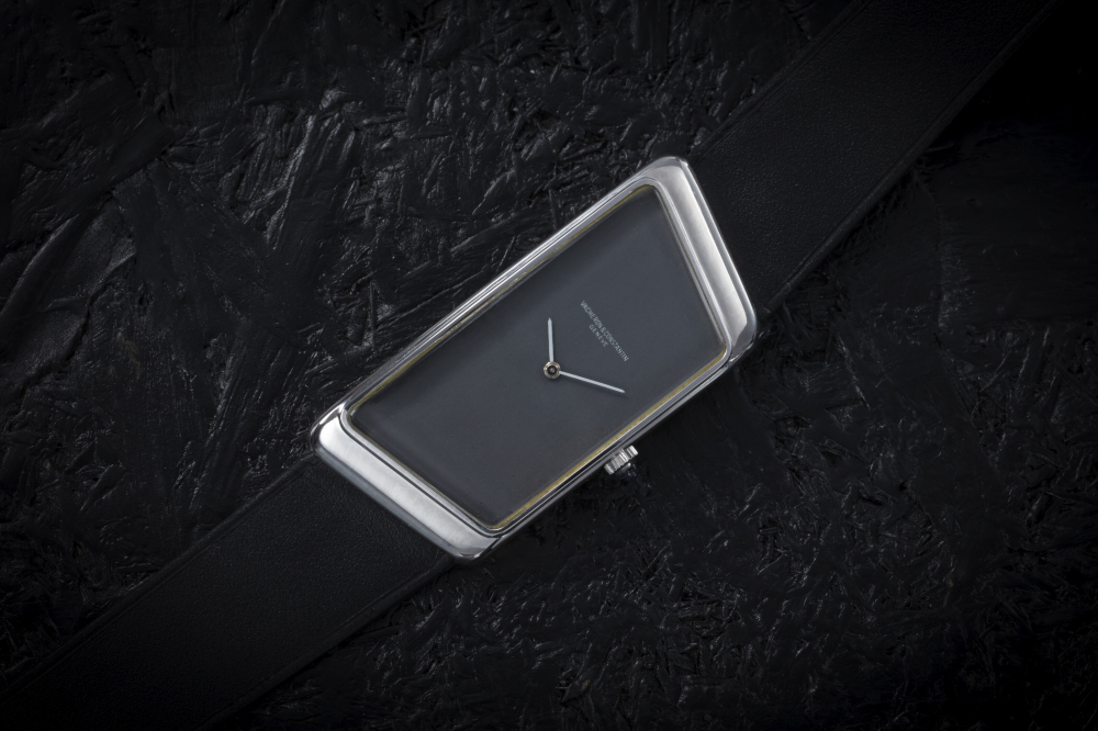 VACHERON CONSTANTIN, PRESTIGE DE LA FRANCE, A STYLISH ASYMMETRIC GOLD MANUAL-WINDING WRISTWATCH