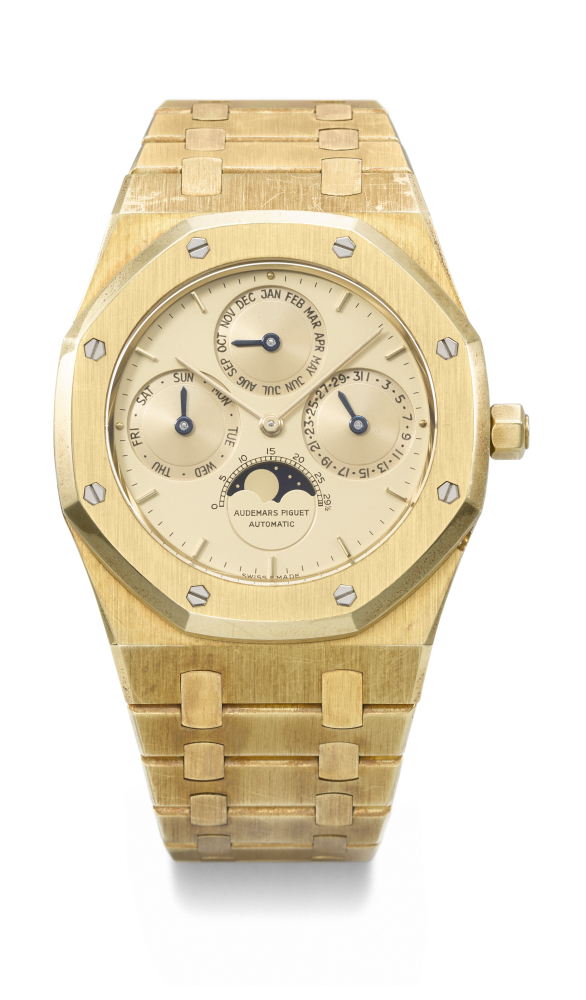 AUDEMARS PIGUET. A VERY RARE AND ATTRACTIVE 18K GOLD AUTOMATIC PERPETUAL CALENDAR WRISTWATCH WITH MOON PHASES AND BRACELET