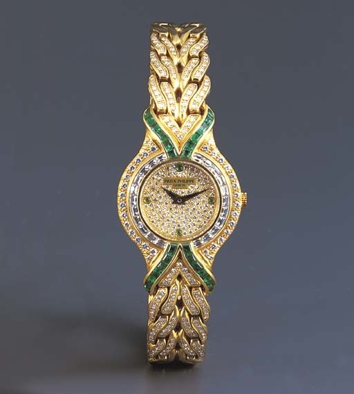 PATEK PHILIPPE. A LADY'S FINE 18K GOLD, DIAMOND AND EMERALD-SET WRISTWATCH WITH BRACELET