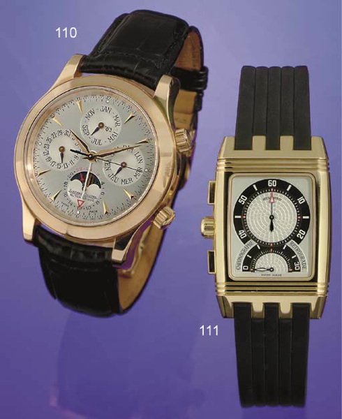 JAEGER-LECOULTRE. AN 18K GOLD RECTANGULAR DOUBLE-DIALED CHRONOGRAPH WRISTWATCH WITH DATE AND RETROGRADE REGISTER