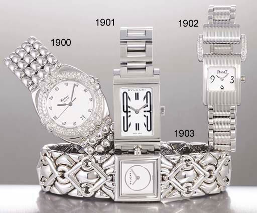 BULGARI. A LADY'S 18K WHITE GOLD SQUARE WRISTWATCH WITH BRACELET