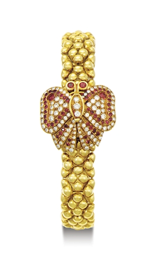 AUDEMARS PIGUET. A LADY'S FINE 18K GOLD, DIAMOND AND RUBY COVERED BRACELET WATCH