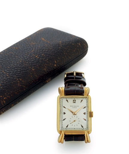 PATEK PHILIPPE. AN 18K GOLD WRISTWATCH WITH FLUTED LUGS