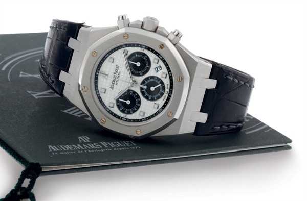 AUDEMARS PIGUET. A FINE LIMITED EDITION PLATINUM AUTOMATIC CHRONOGRAPH WRISTWATCH WITH DATE