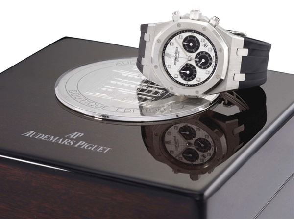 Audemars Piguet. A heavy platinum automatic special edition chronograph wristwatch with date, made for the Paris Audemars Piguet Boutique