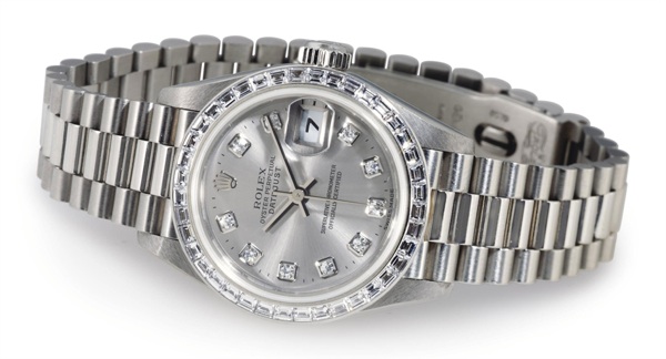ROLEX. A RARE LADY'S FINE PLATINUM AND DIAMOND AUTOMATIC WRISTWATCH WITH DATE, CENTER SECONDS AND BRACELET