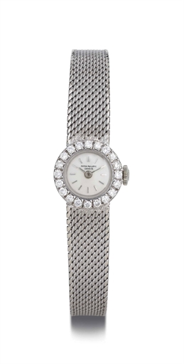 PATEK PHILIPPE. A LADY'S 18K WHITE GOLD AND DIAMOND WRISTWATCH WITH BRACELET