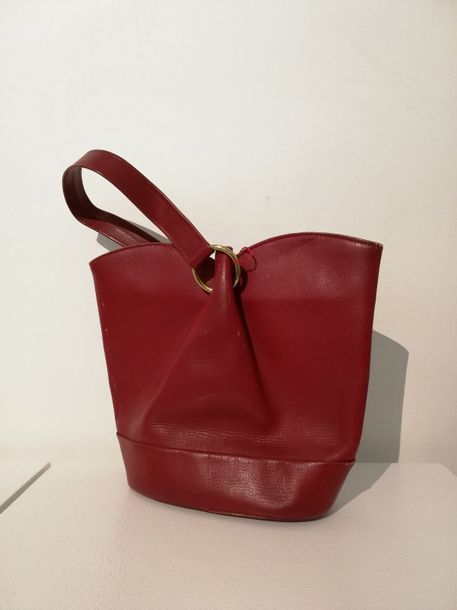 Anonyme, circa 1940,Sac seau en cuir rouge,…
