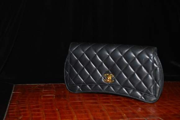  CHANEL  Pochette en cuir agneau matelass