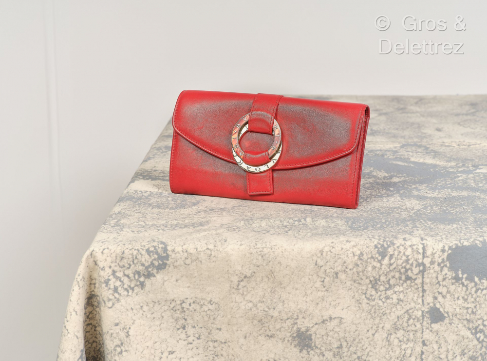 BULGARI - Portefeuille en cuir rouge, fermeture... - Lot 117 - Gros & Delettrez