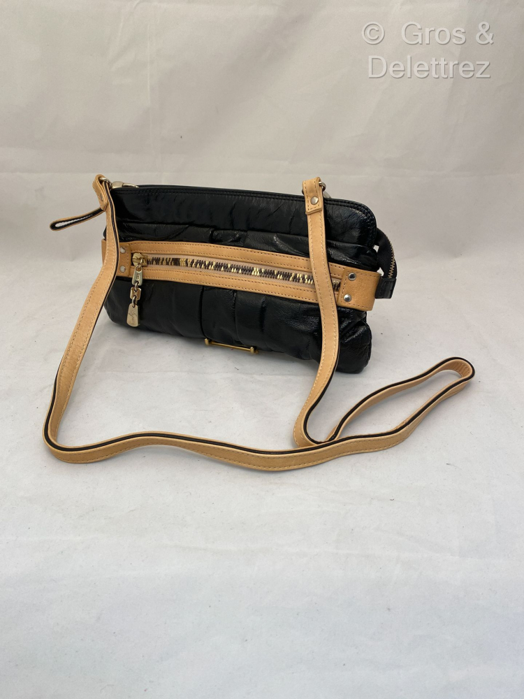 SEE BY CHLOE Sac pochette en cuir vernis... - Lot 150 - Gros & Delettrez