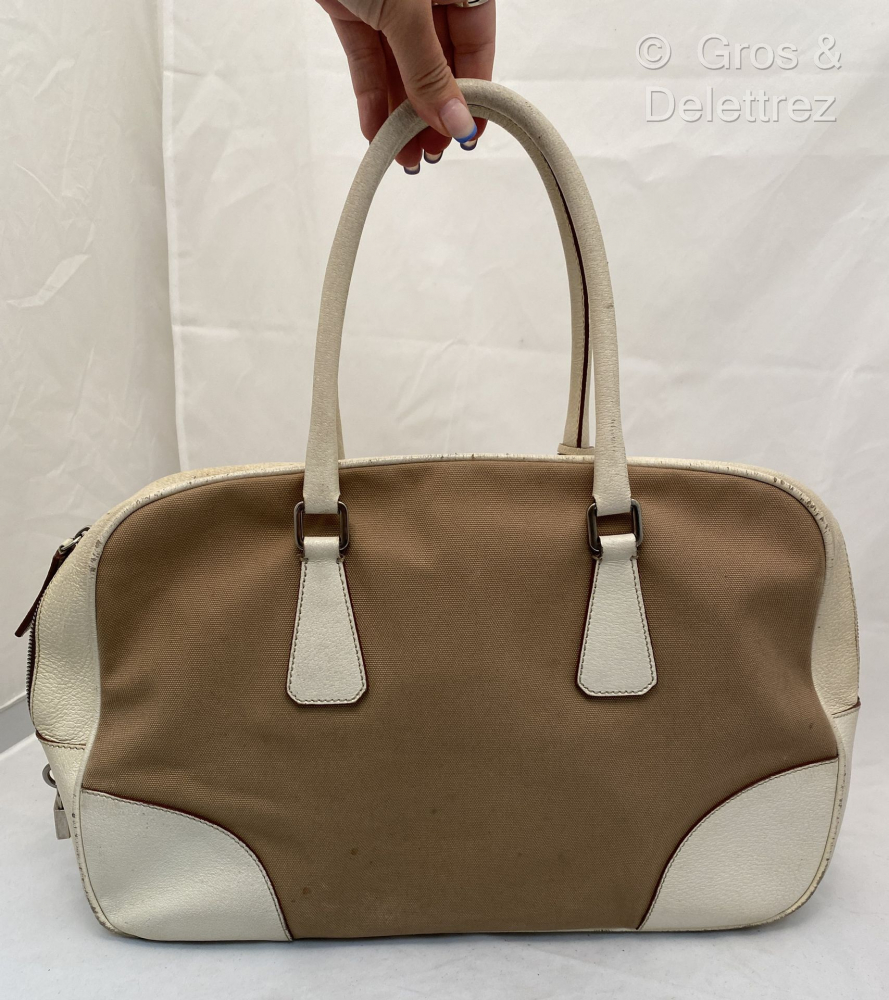 PRADA Grand sac 39cm en toile et cuir beige,... - Lot 152 - Gros & Delettrez