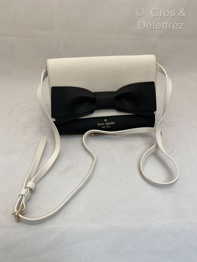 KATE SPADE New York Sac pochette en cuir... - Lot 153 - Gros & Delettrez