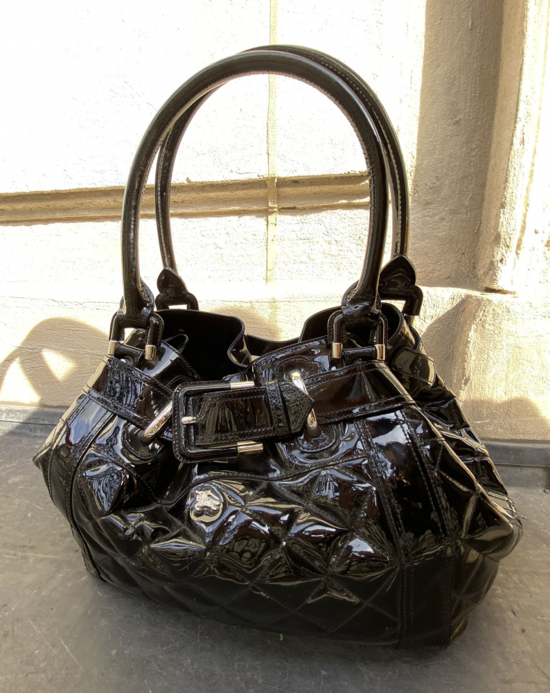 BURBERRY Sac cabas 36 cm en cuir vernis partiellement... - Lot 202 - Gros & Delettrez