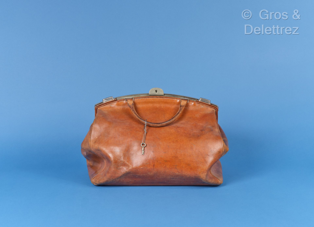 HERMES Paris - Sac square mouth 39cm en cuir... - Lot 84 - Gros & Delettrez