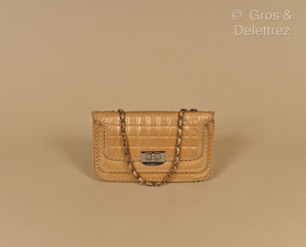 CHANEL circa 2005 - Sac baguette 26cm en... - Lot 91 - Gros & Delettrez