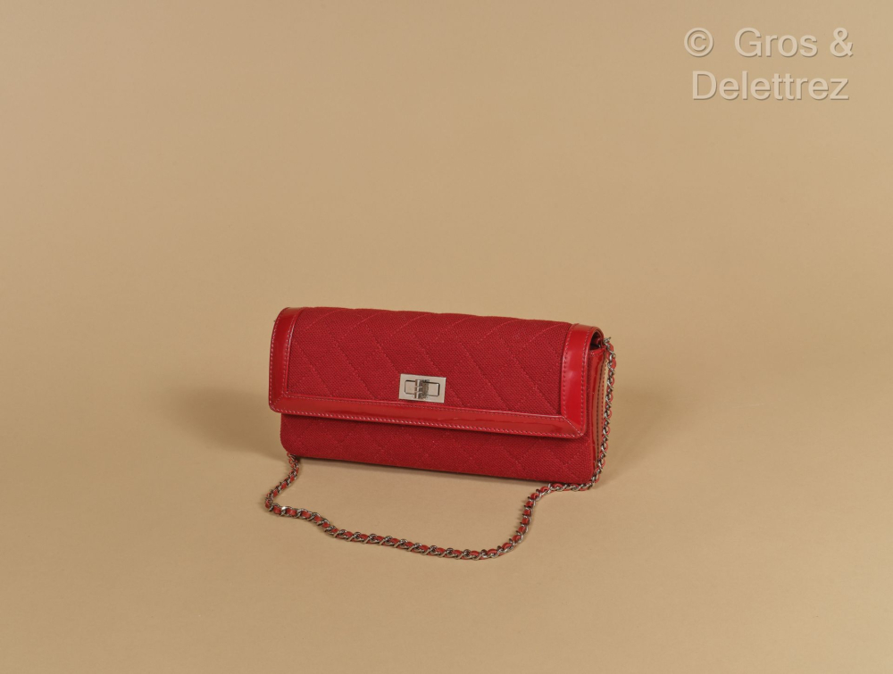 CHANEL circa 2002 - Sac "East-West" en jersey... - Lot 375 - Gros & Delettrez