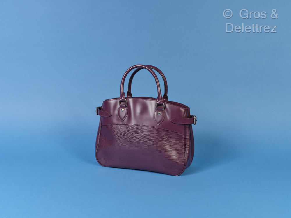 Louis VUITTON Sac "Passy" 35cm en cuir épi... - Lot 101 - Gros & Delettrez